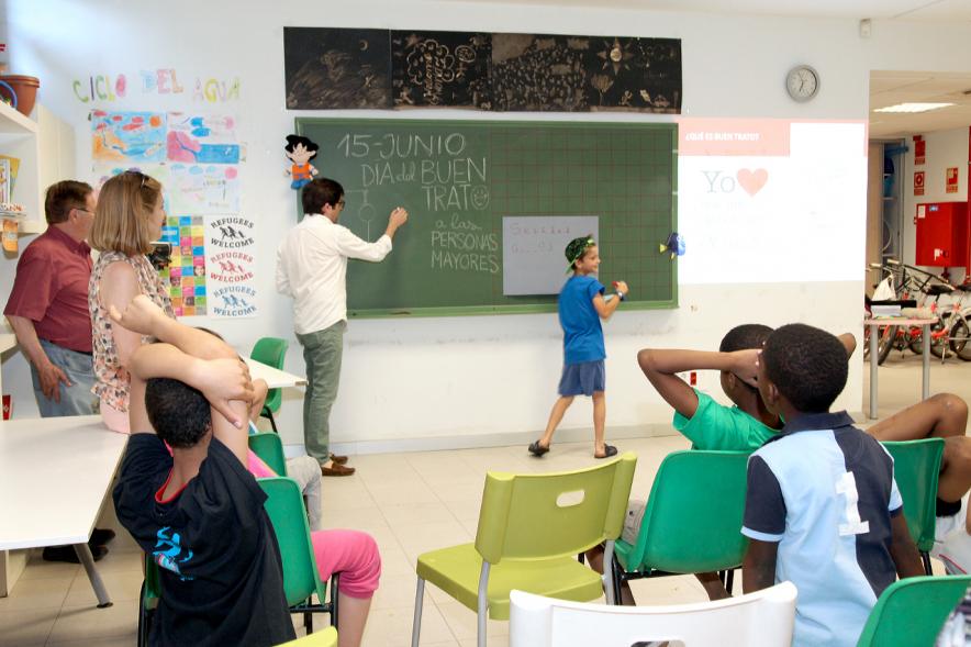 Charla y Taller sobre Maltrato a Mayores en Casa de las Asociaciones - Los monitores junto a los participantes. 