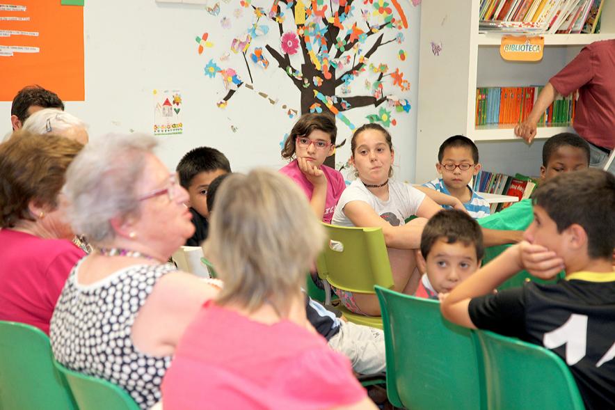 Charla y Taller sobre Maltrato a Mayores en Casa de las Asociaciones -  Los mayores y los  niños  hablando.