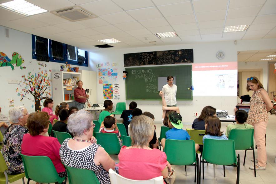 Charla y Taller sobre Maltrato a Mayores en Casa de las Asociaciones -  Los monitores junto a los participantes.