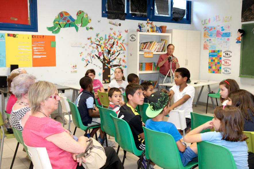 Charla y Taller sobre Maltrato a Mayores en Casa de las Asociaciones - Los niños y los mayores hablando.