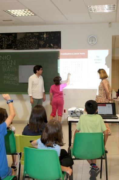 Charla y Taller sobre Maltrato a Mayores en Casa de las Asociaciones -  Los monitores junto a los participantes.