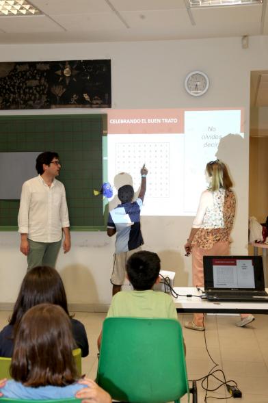 Charla y Taller sobre Maltrato a Mayores en Casa de las Asociaciones - Los monitores junto a los participantes.