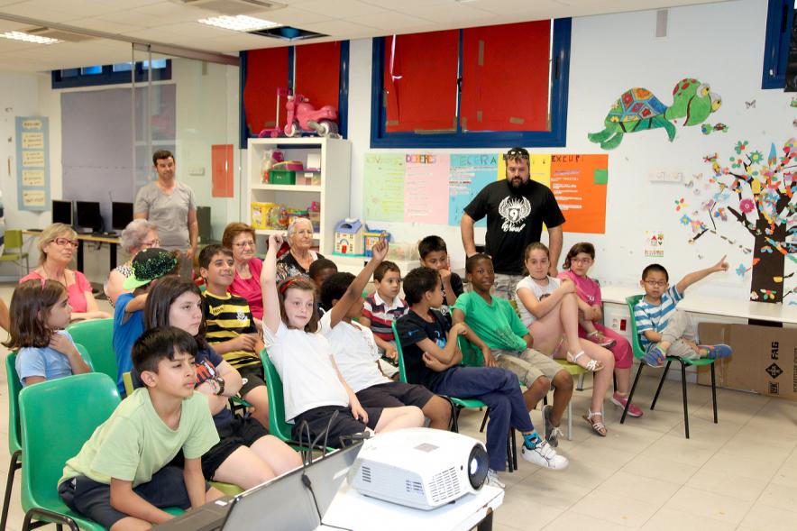 Charla y Taller sobre Maltrato a Mayores en Casa de las Asociaciones - Los monitores junto a los participantes.  
