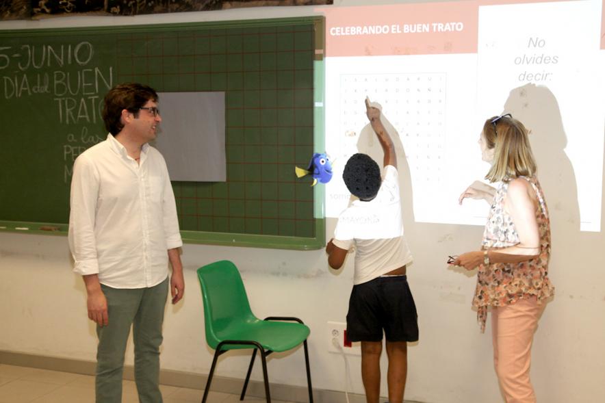 Charla y Taller sobre Maltrato a Mayores en Casa de las Asociaciones -  Los monitores explicando en la pizarra.