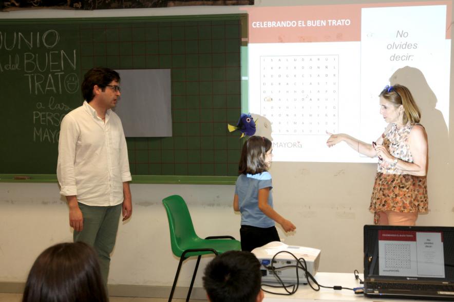 Charla y Taller sobre Maltrato a Mayores en Casa de las Asociaciones -  Los monitores explicando en la pizarra.