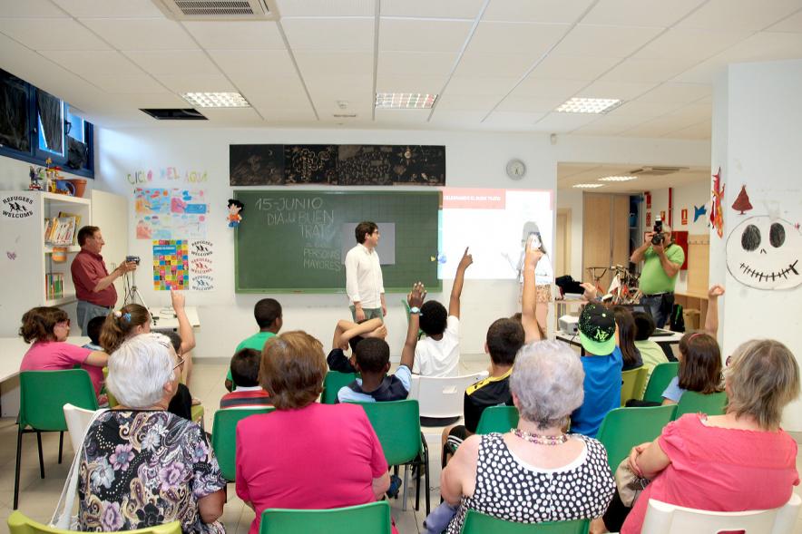 Charla y Taller sobre Maltrato a Mayores en Casa de las Asociaciones -  Los monitores junto a los participantes.