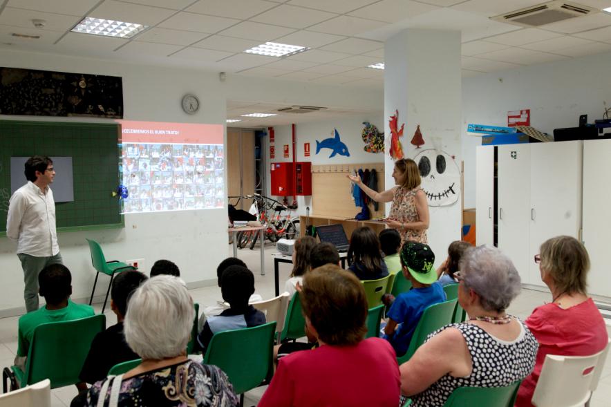 Charla y Taller sobre Maltrato a Mayores en Casa de las Asociaciones - Los monitores junto a los participantes.