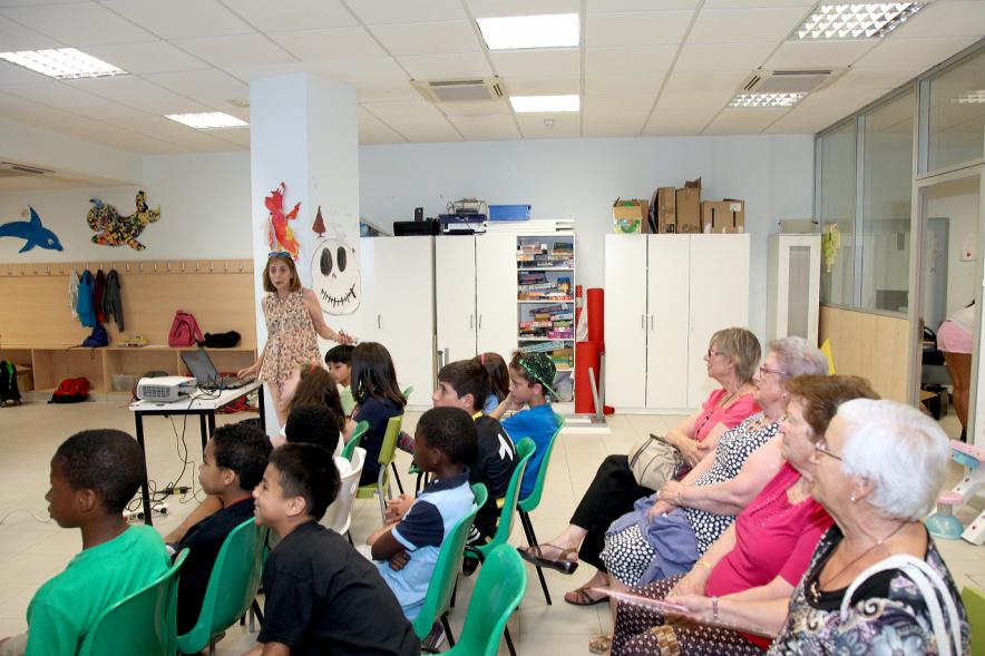 Charla y Taller sobre Maltrato a Mayores en Casa de las Asociaciones - Los monitores junto a los participantes.