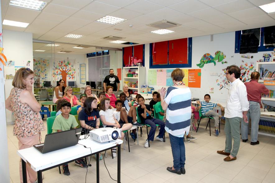 Charla y Taller sobre Maltrato a Mayores en Casa de las Asociaciones - Los monitores junto a los participantes. 