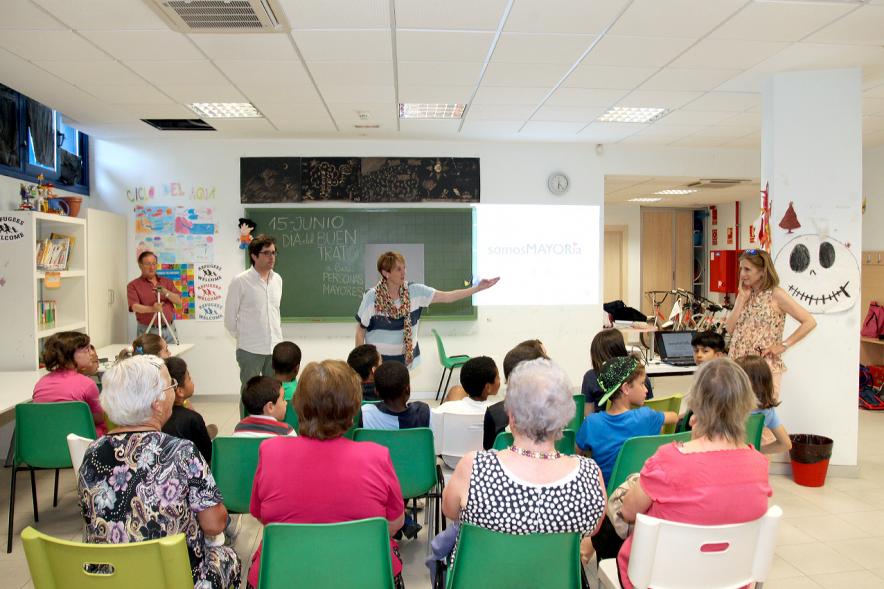 Charla y Taller sobre Maltrato a Mayores en Casa de las Asociaciones - Los monitores junto a los participantes.
