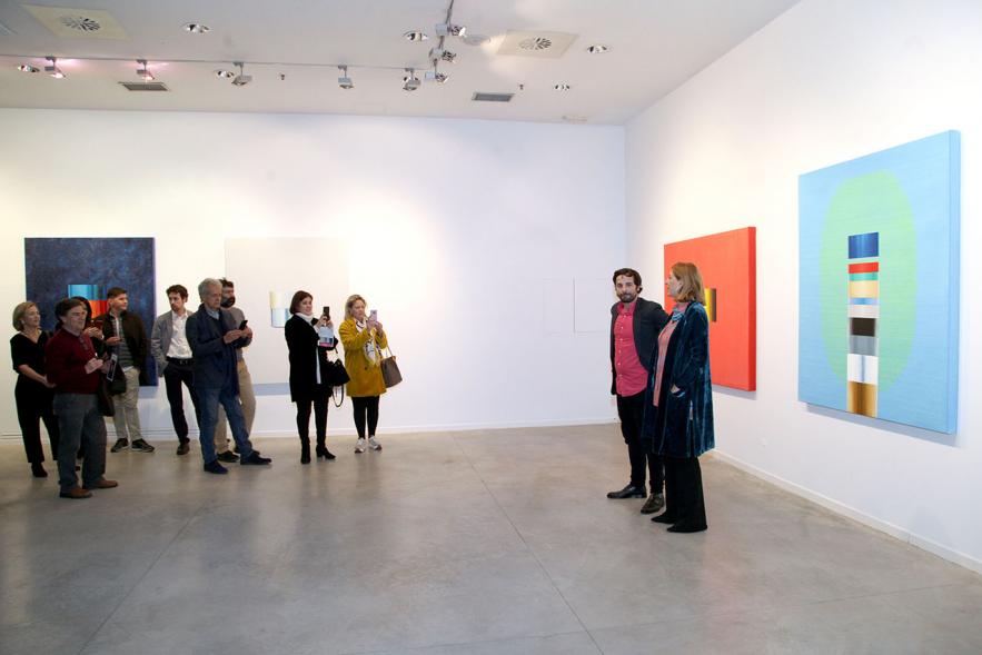 Alejandro Botubol, artista, Belén Poole, directora del Centro de Artes y asistentes. 