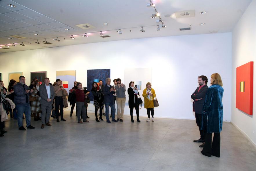 Alejandro Botubol, artista, Belén Poole, directora del Centro de Artes y asistentes. 