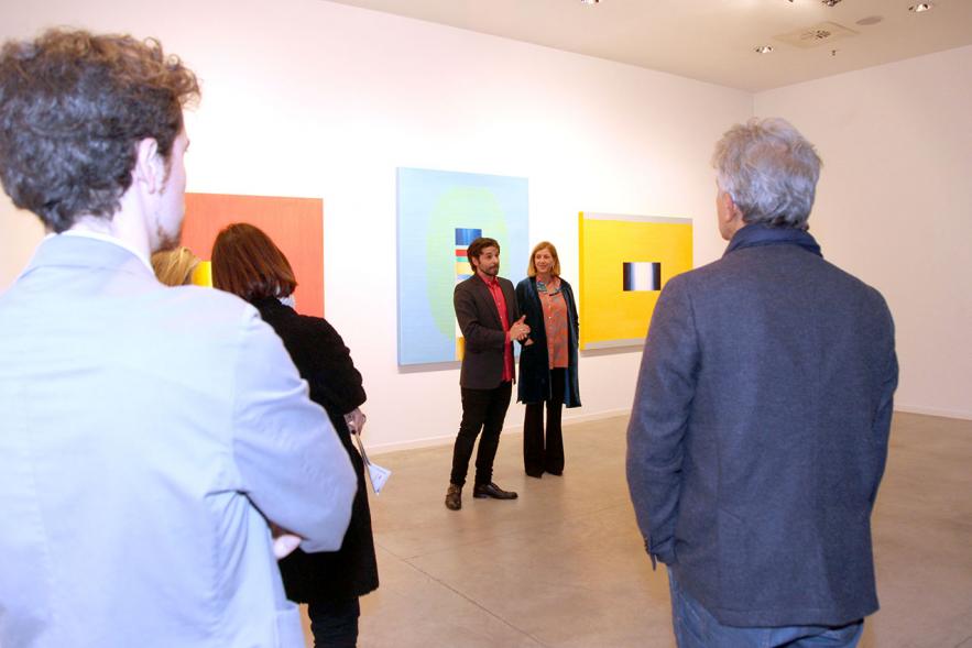 Alejandro Botubol, artista, Belén Poole, directora del Centro de Artes y asistentes. 