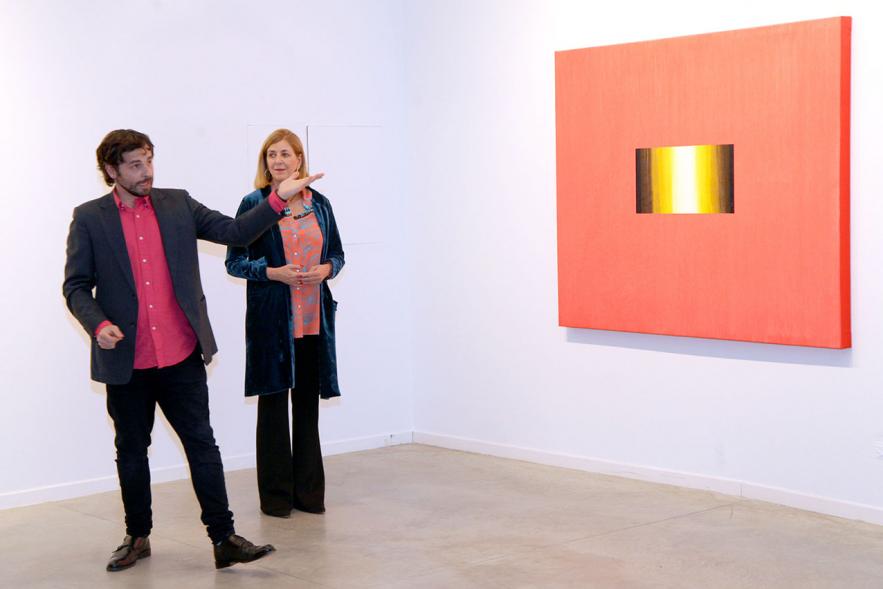 Alejandro Botubol, artista, Belén Poole, directora del Centro de Artes 