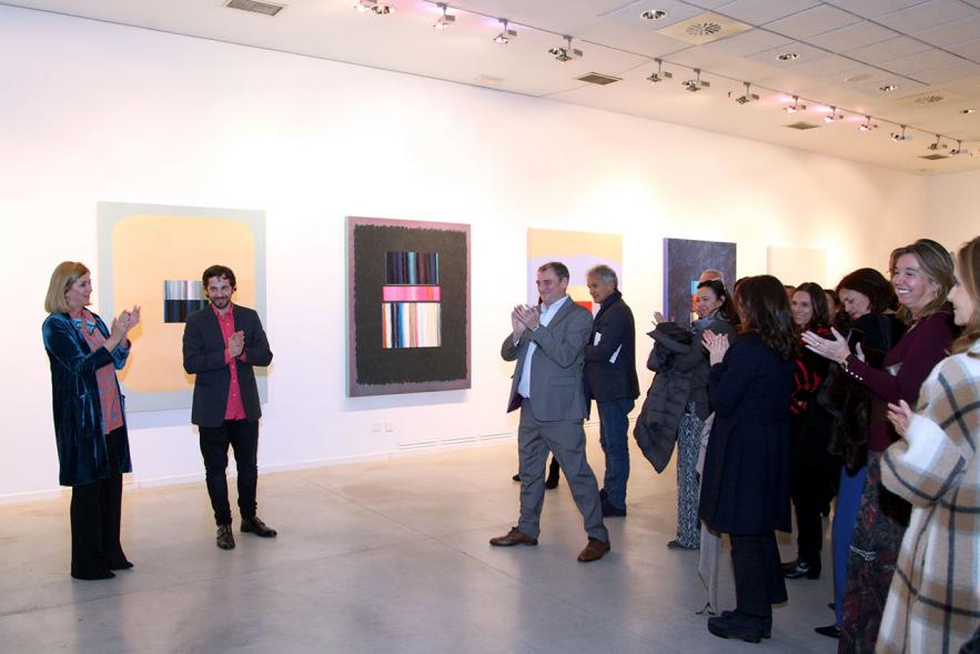 Alejandro Botubol, artista, Belén Poole, directora del Centro de Artes y asistentes. 