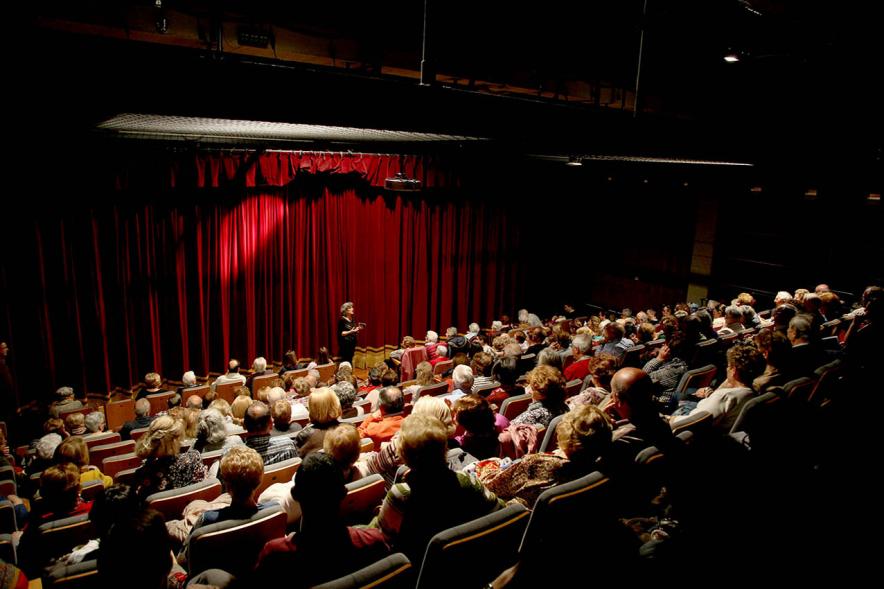 Vista general de los asistentes a la obra de teatro.