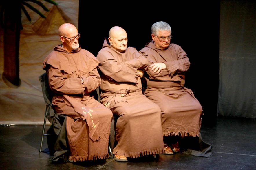 Actores durante la obra.