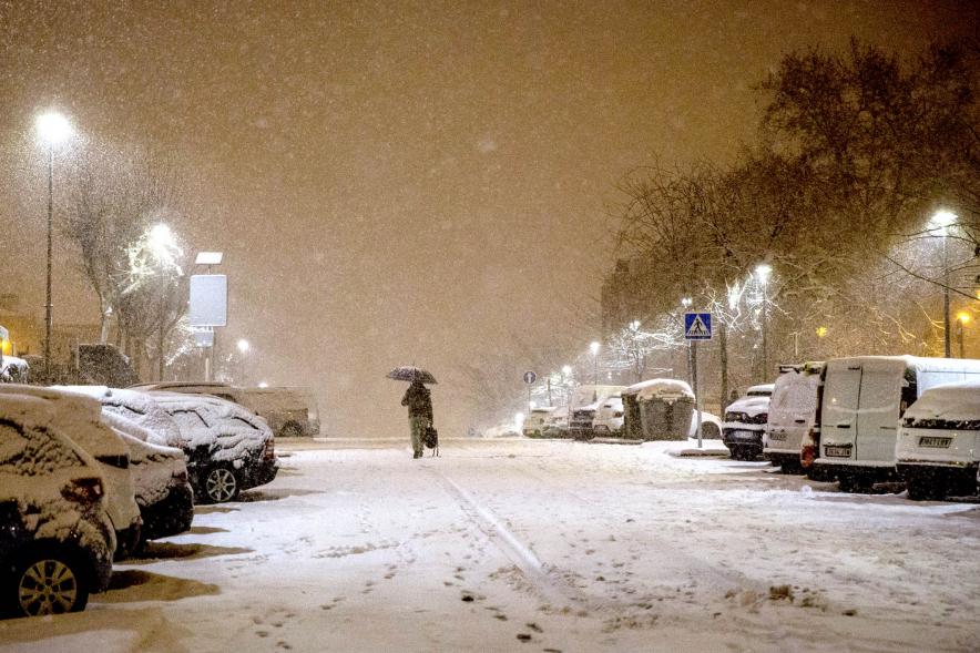 Ciudadano caminando en una calle nevada