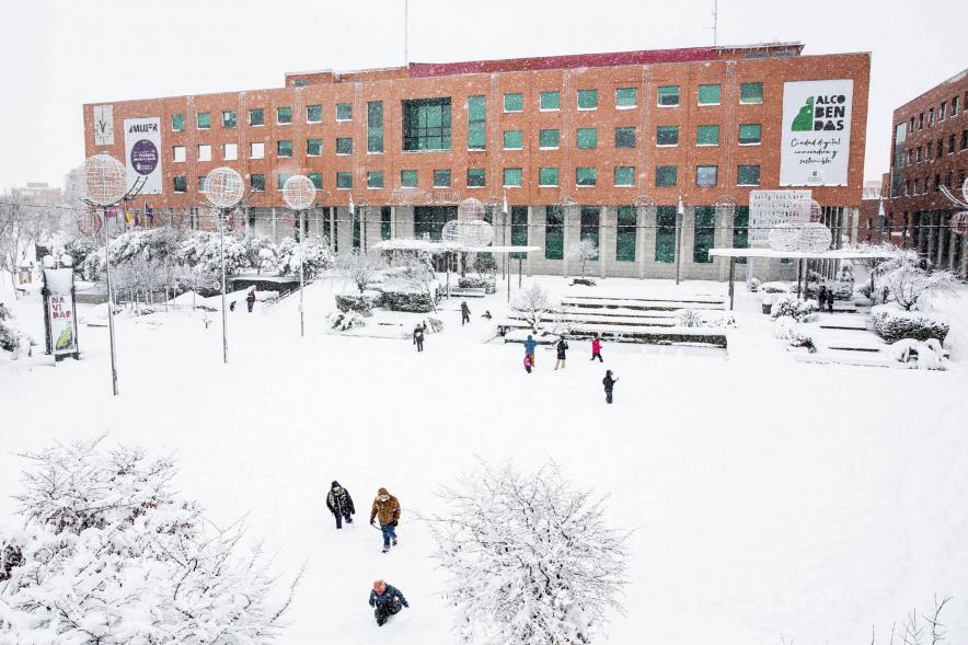 Jóvenes divirtiéndose con la nieve en la Plaza Mayor