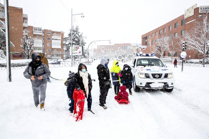 Gente en las calles nevadas