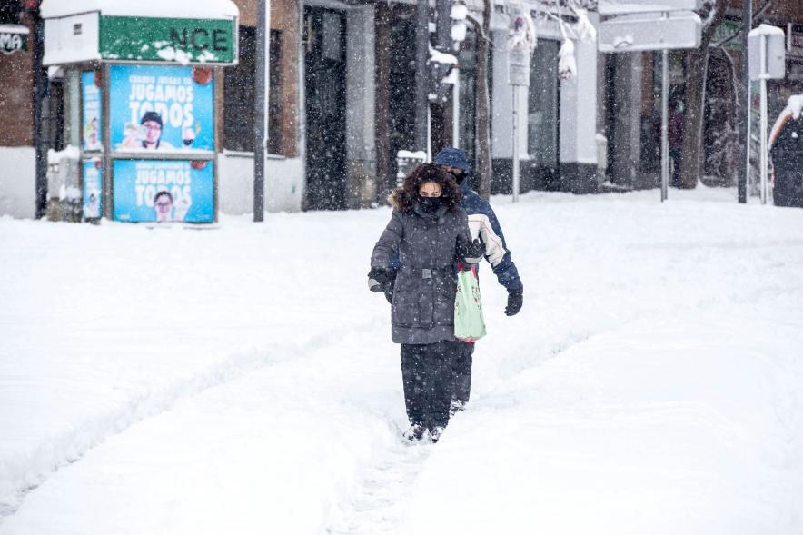 Gente en las calles nevadas