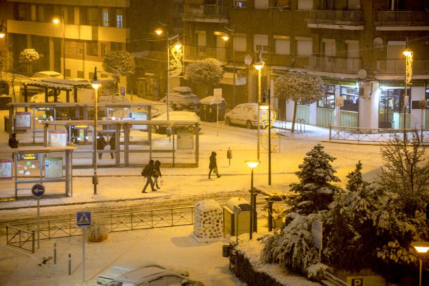 Gente en las calles nevadas