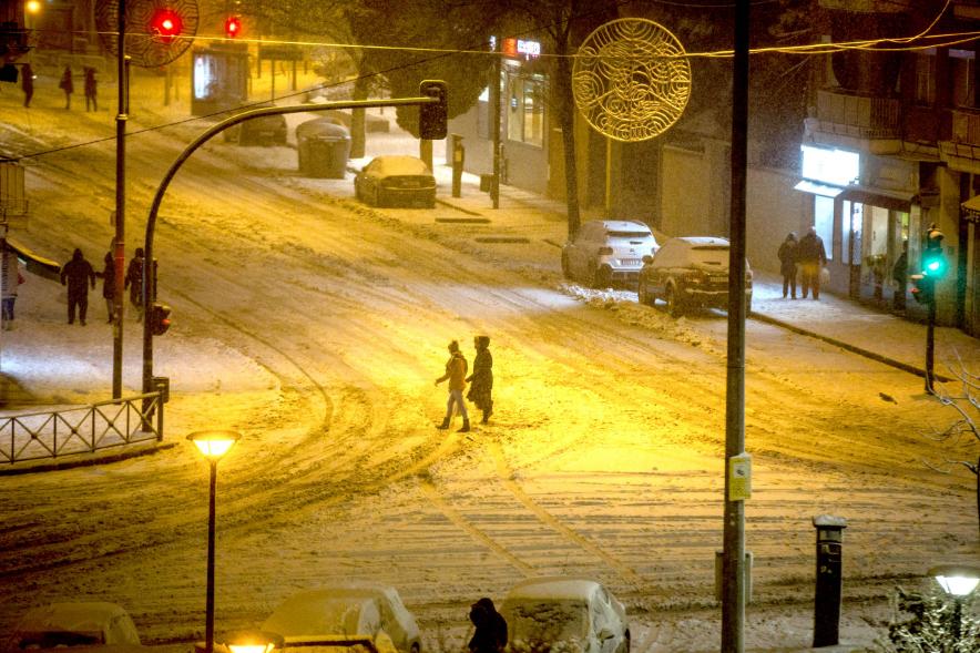 Gente en las calles nevadas