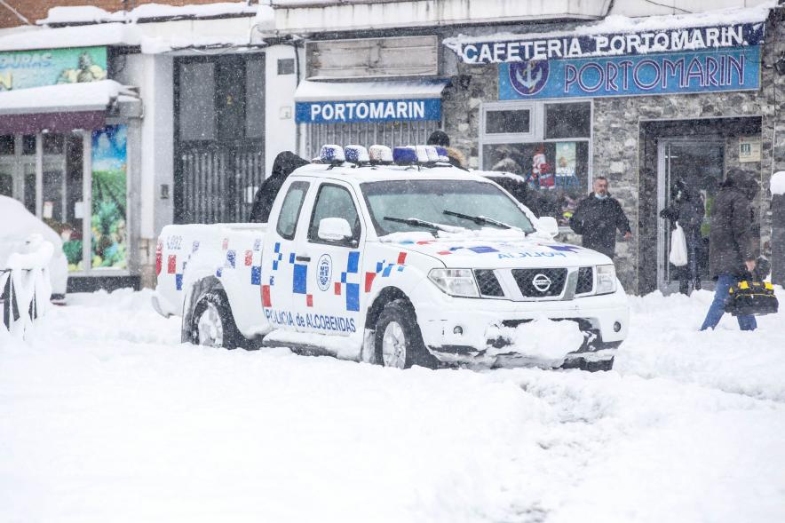Vehículo policial en la nieve