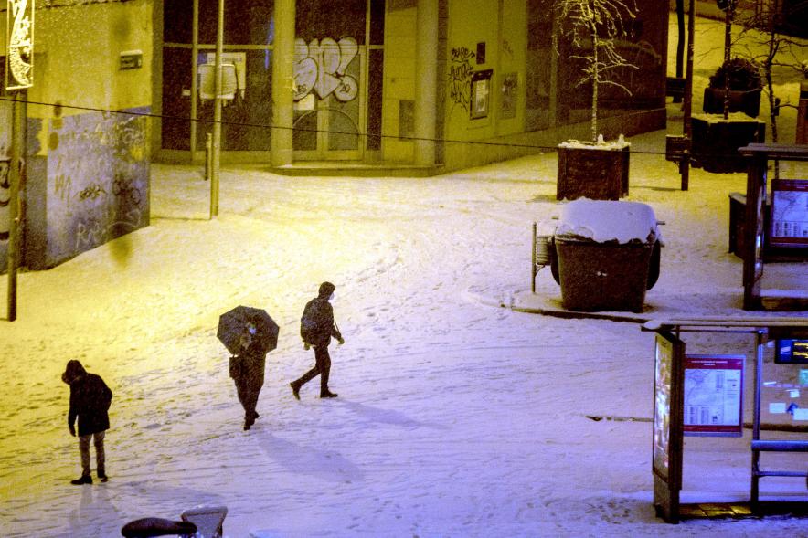 Gente en las calles nevadas