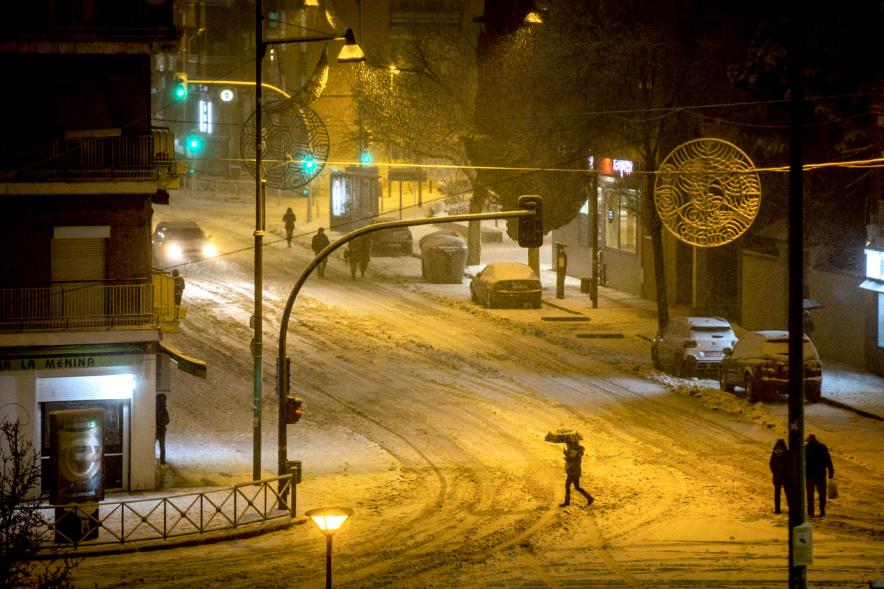 Gente en las calles nevadas