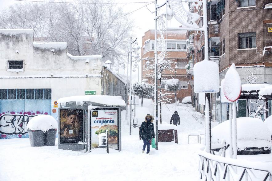 Gente en las calles nevadas