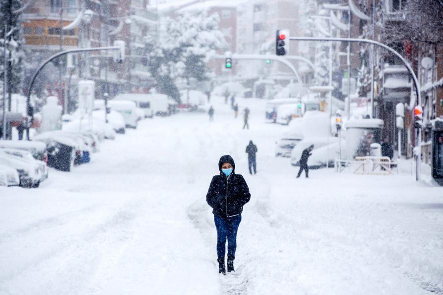 Gente en las calles nevadas
