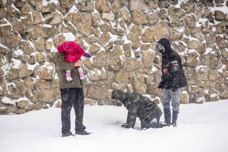 Gente en las calles nevadas