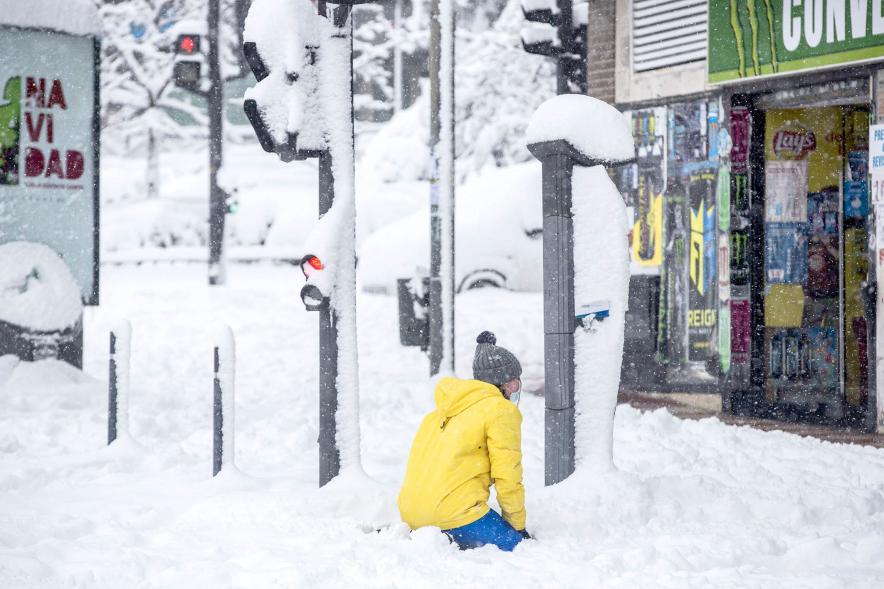 Ciudadano arrodillado en la nieve
