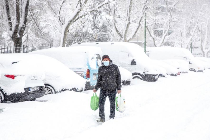Hombre con bolsas en la nieve