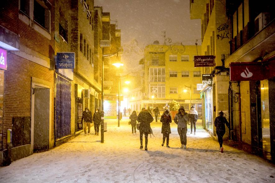 Gente en las calles nevadas