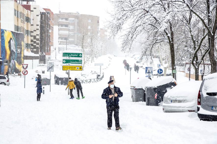 Gente en las calles nevadas