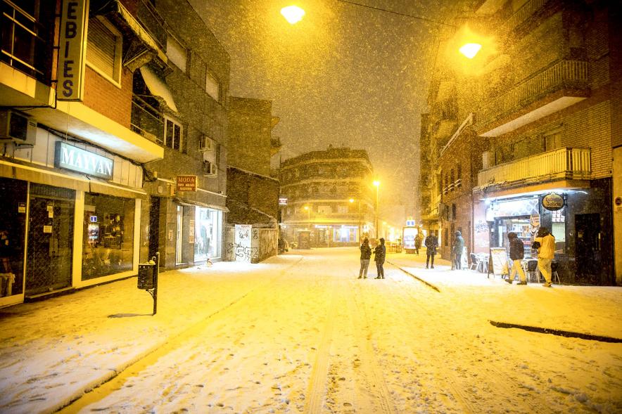 Gente en las calles nevadas