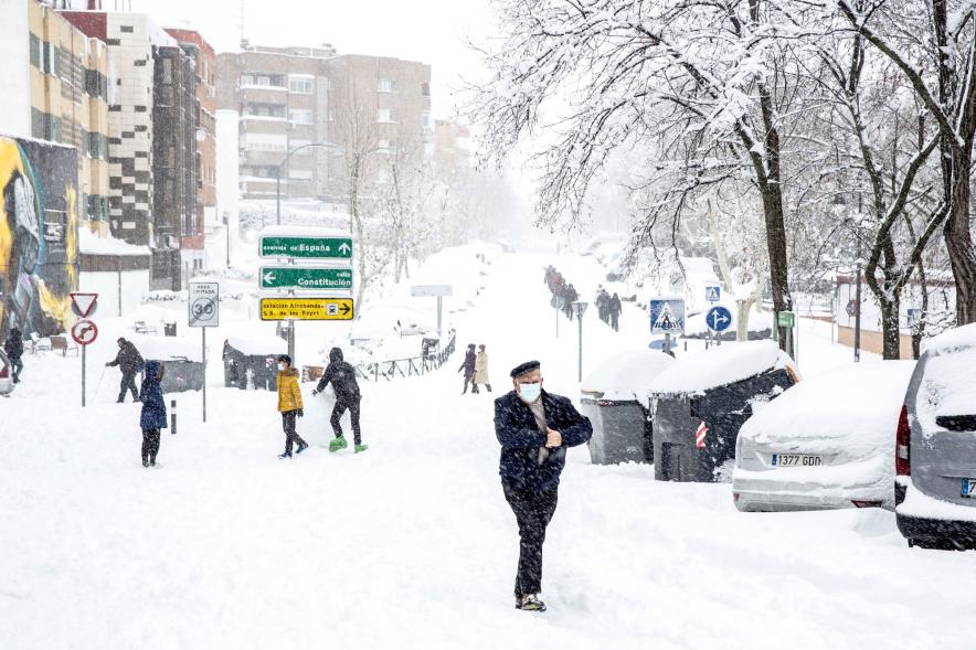 Gente en las calles nevadas