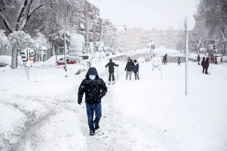 Gente en las calles nevadas