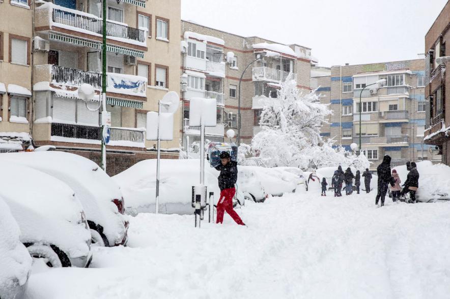 Gente en las calles nevadas