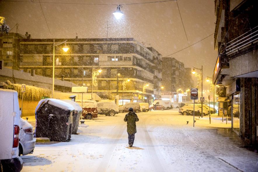 Gente en las calles nevadas