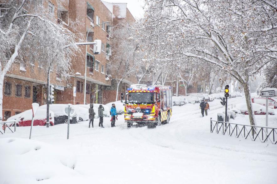 Bomberos llegando a calle nevada