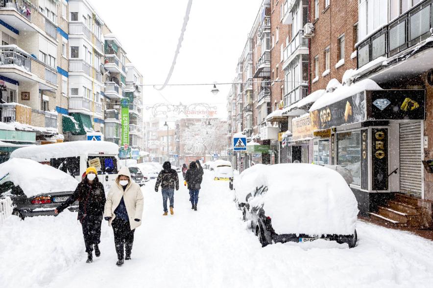 Gente en las calles nevadas