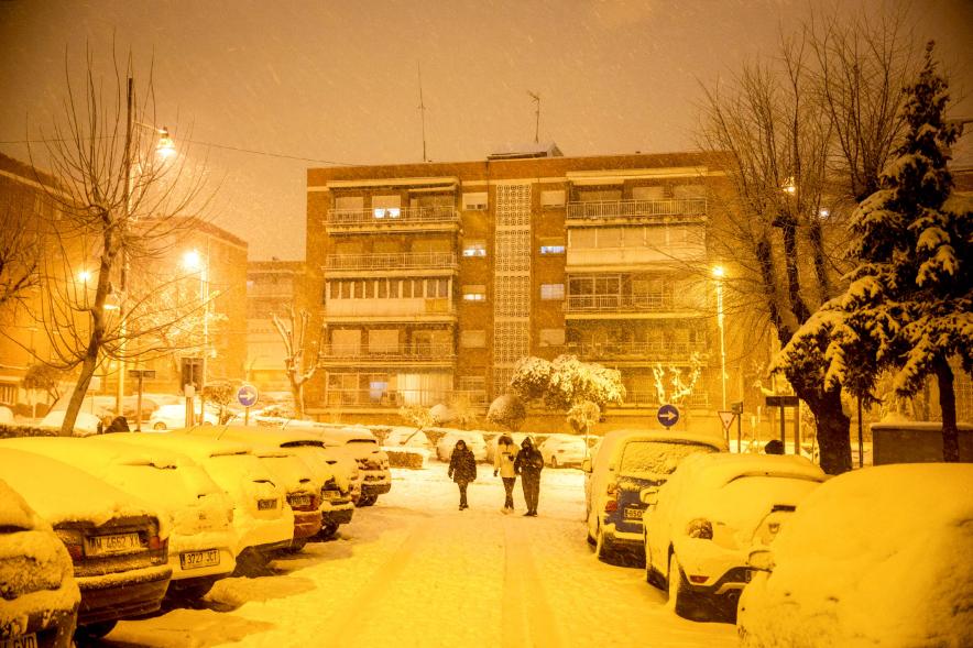 Gente en las calles nevadas