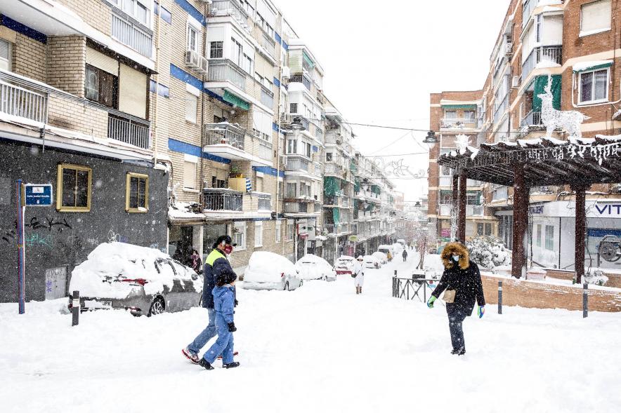 Gente en las calles nevadas