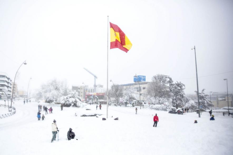 Gente divirtiéndose en la calle mientras nieva