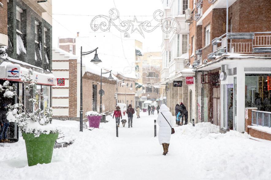 Gente en las calles nevadas
