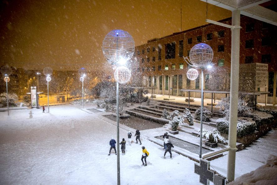 Batalla de bolas de nieve en Plaza Mayor