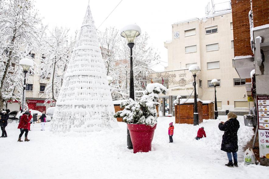 Ciudadanos jugando con la nieve